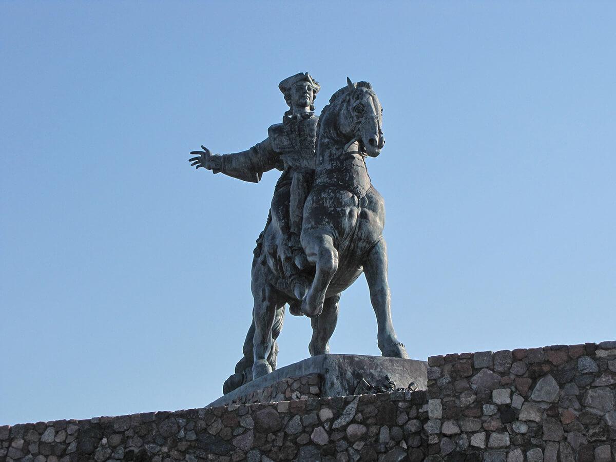 Baltijsk_pamyatnik_Elisavete_Petrovnoy1