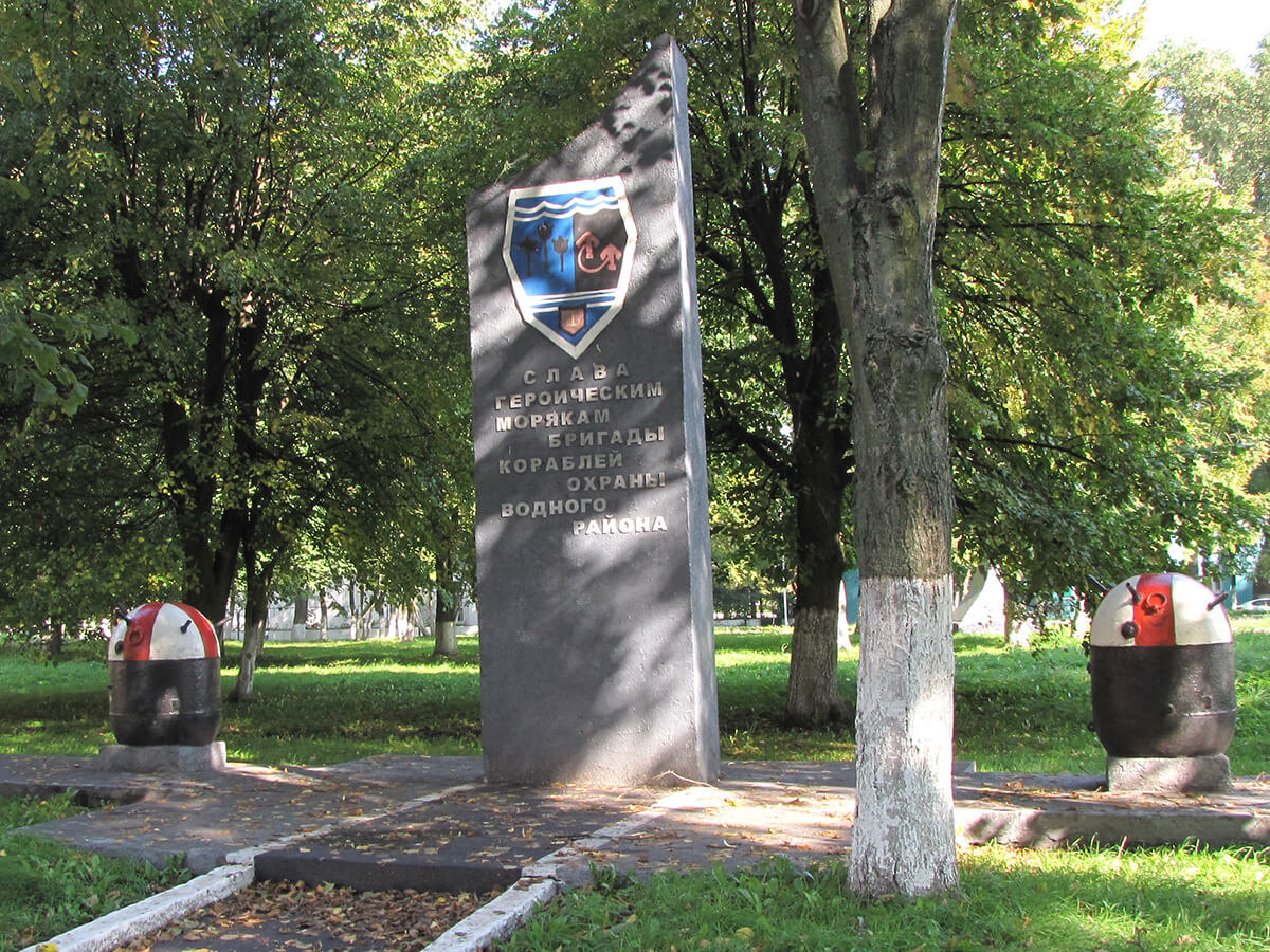 Baltijsk pamyatnik moryakam