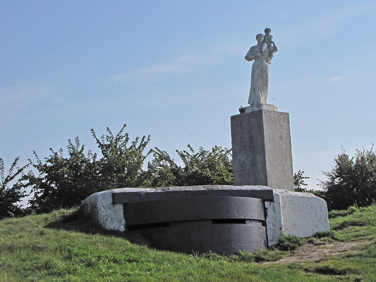 Baltijsk pamyatnik zhena moryaka