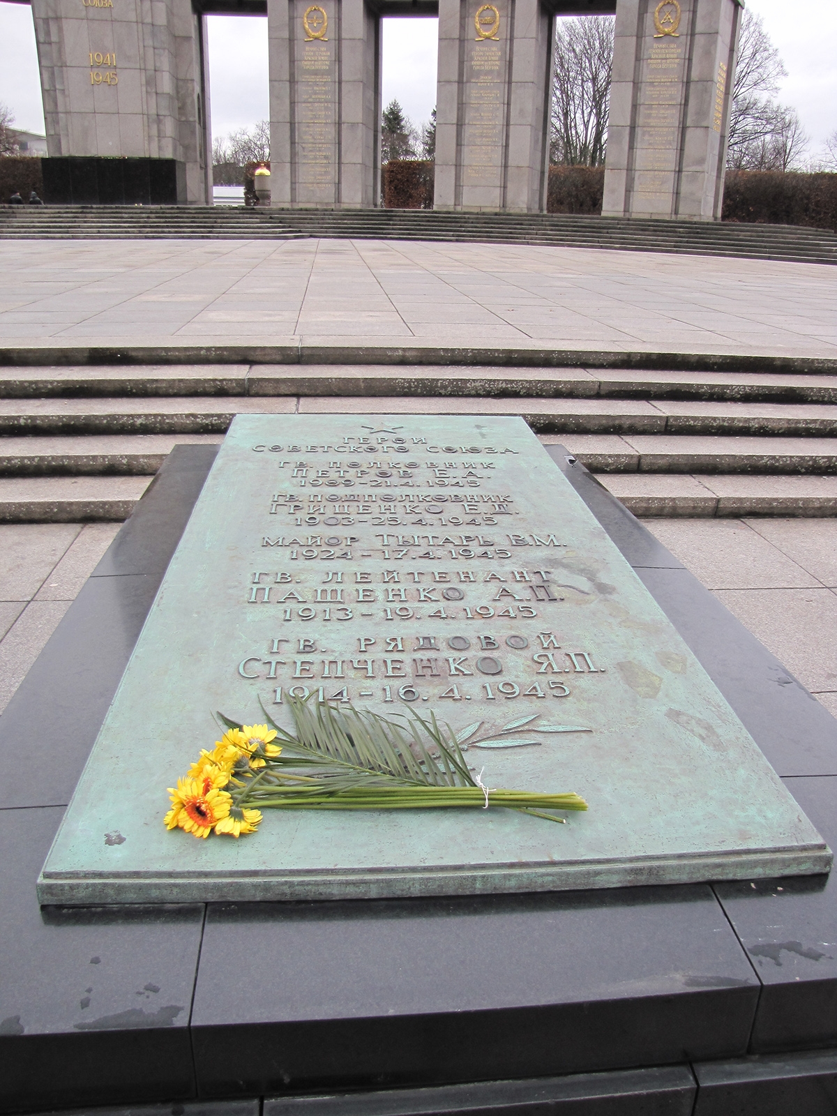 Berlin Soviet memorial Tirgarten Geroi SSSR
