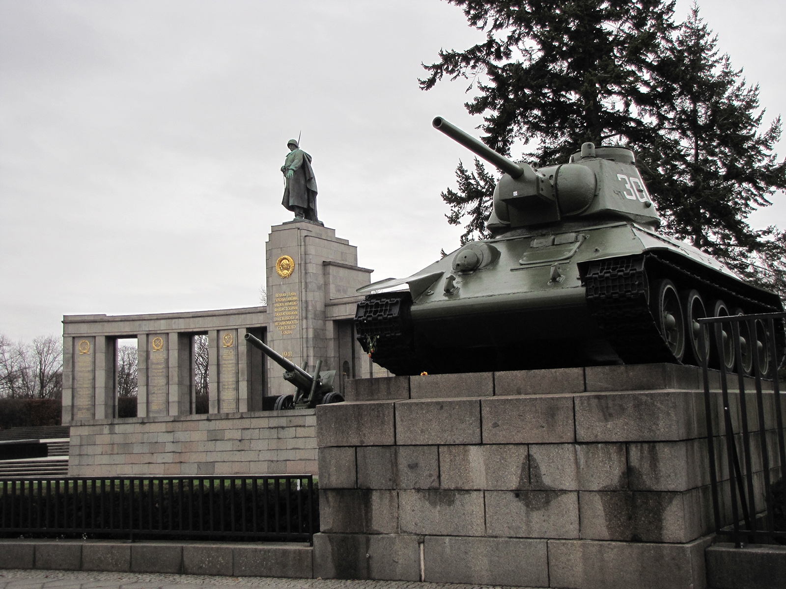 Berlin Soviet memorial Tirgarten Tank T-34