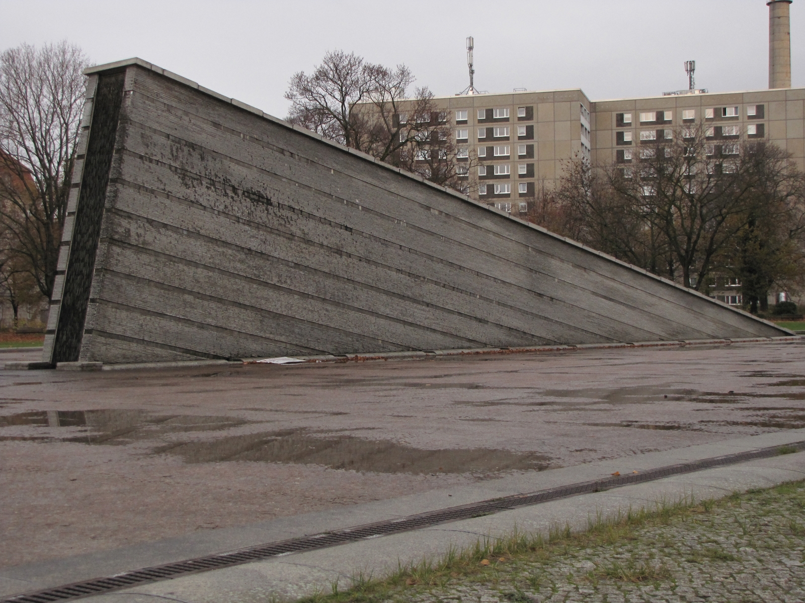 Berlin sinking wall fountain