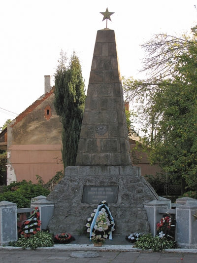 Chop Red Army monument