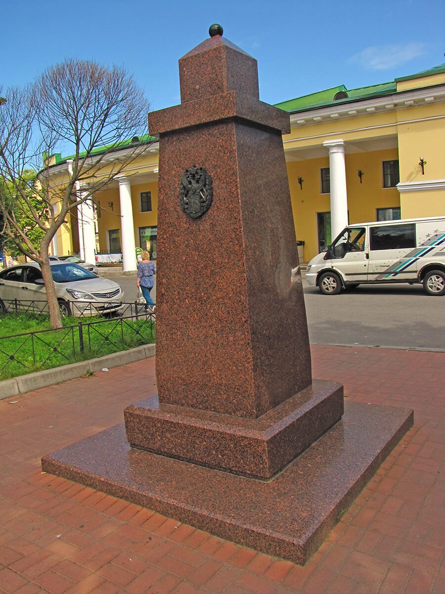 Kronštat - obeležje o osnivanju grada