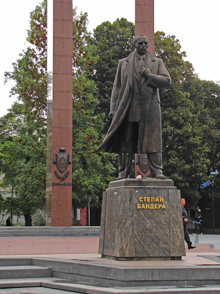 Lavov - spomenik Banderi