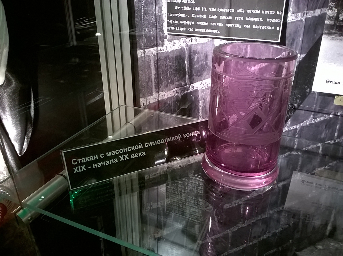 Glass with masonary symbols