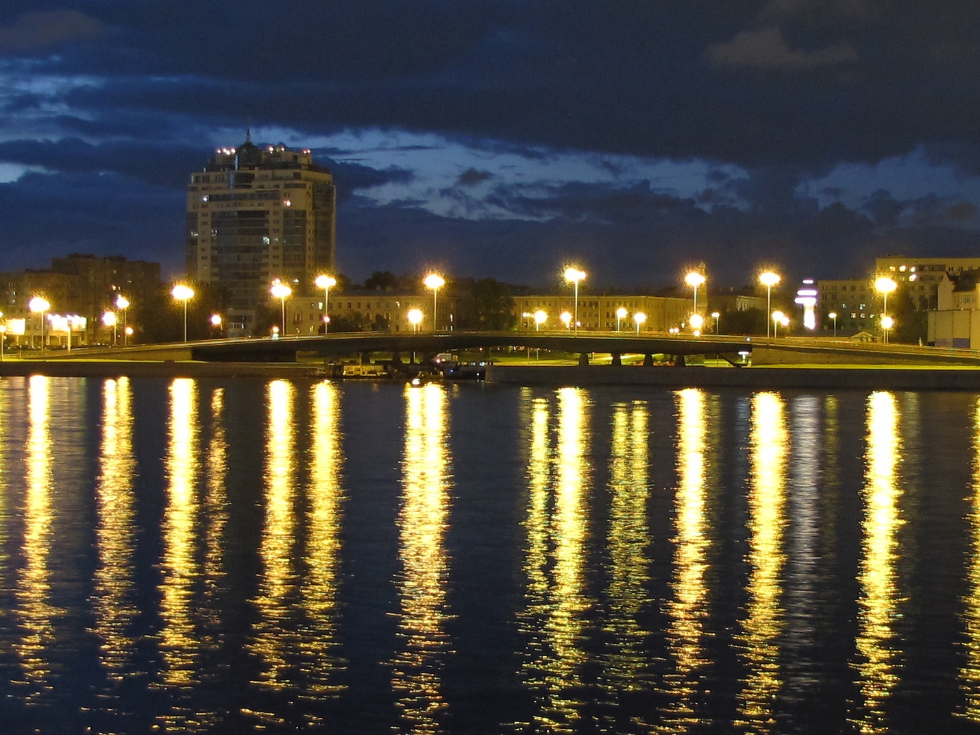 Noćni Sankt Peterburg Malookhtinskiy most Sankt Peterburg