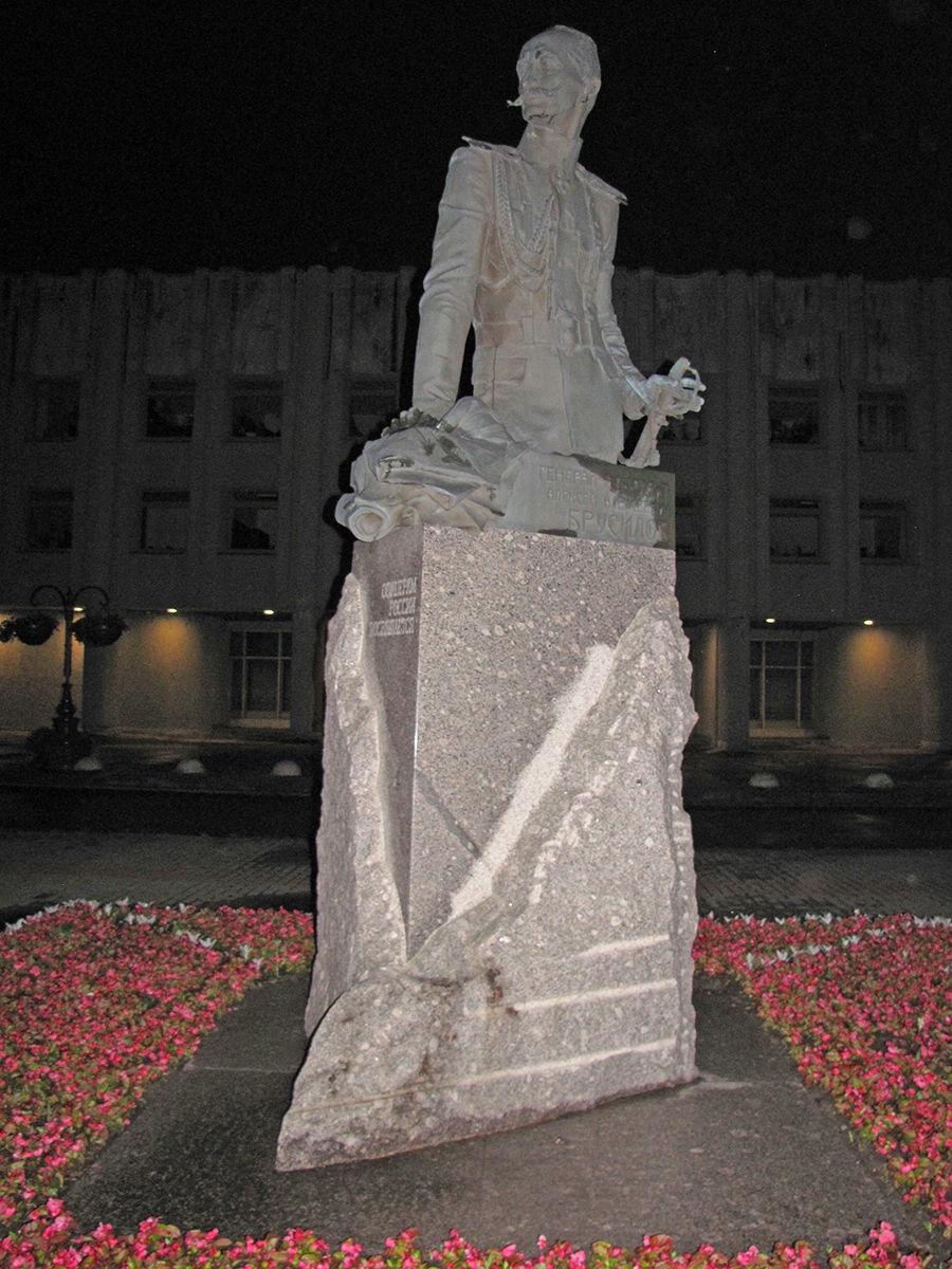 Pamyatnik Brusilovu v Sankt Peterburge