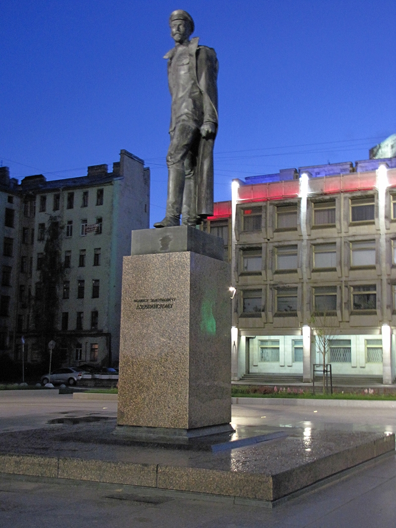 Pamyatnik Dzerzhinskomu v Sankt Peterburge