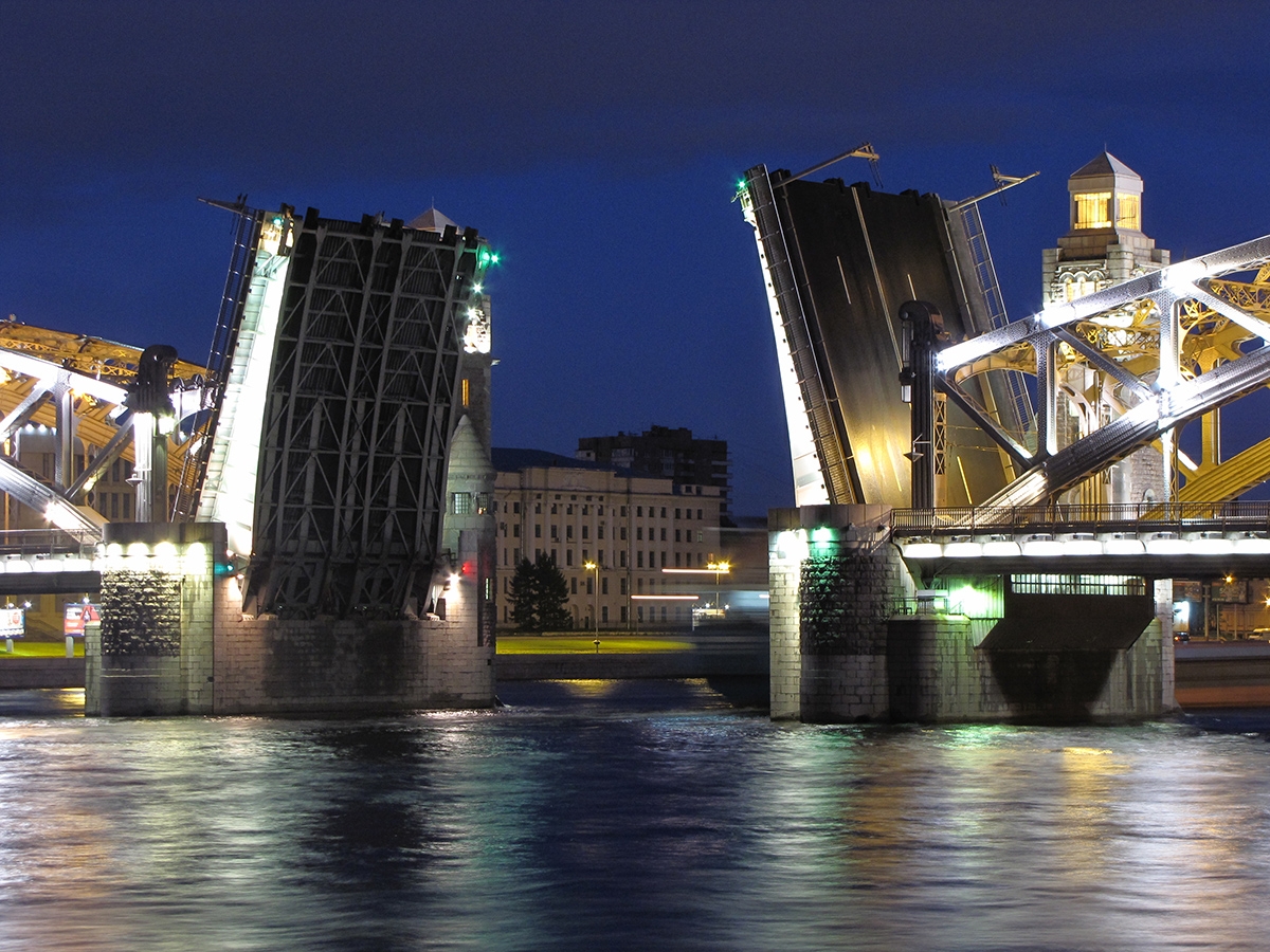 Razvod Bolsheokhtinsgogo mosta