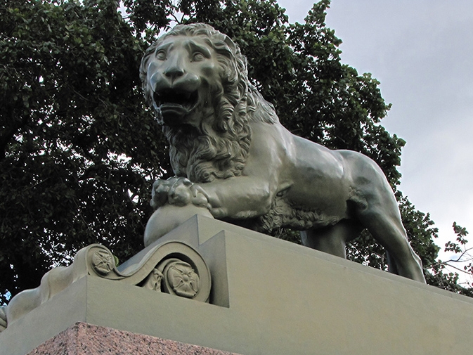 Sankt-Peterburg Admiraliteyskaya naberezhnaya skulptury lvov
