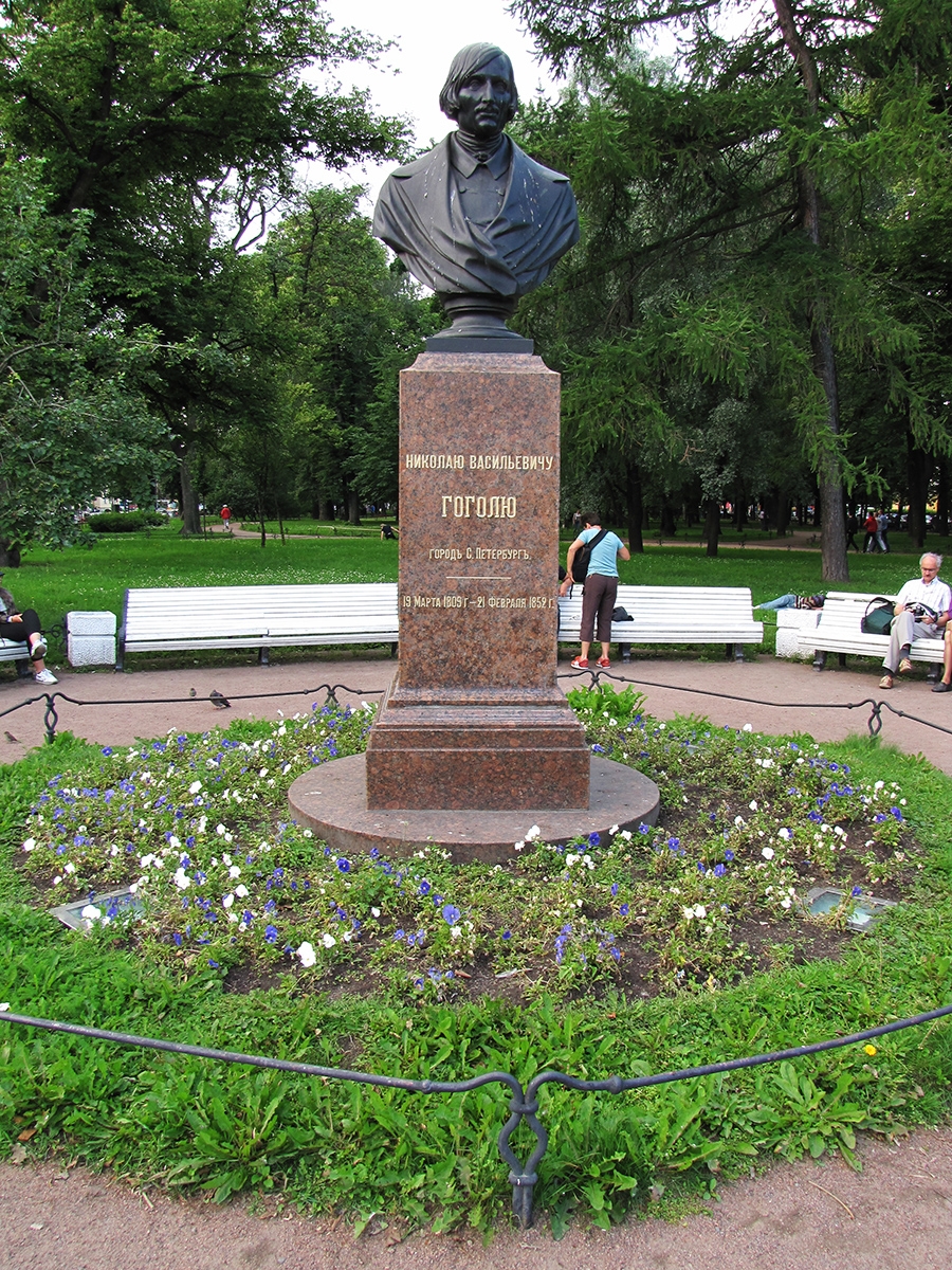 Pamyatnik Gogolyu