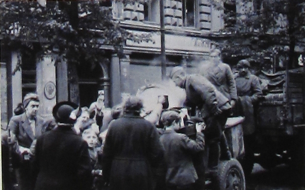 Berliners at Soviet field kitchen
