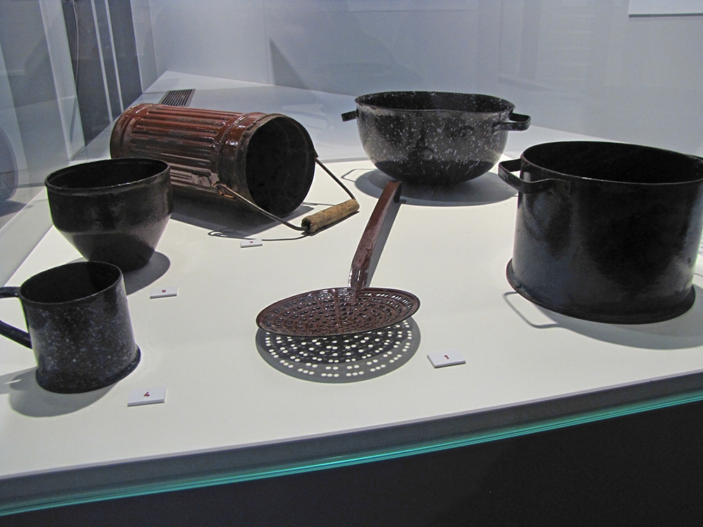 Postwar household articles