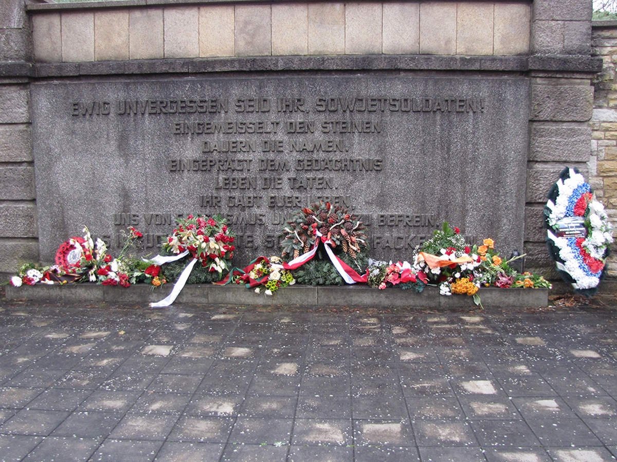 Seelow Heights Memorial lines
