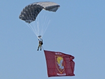 Sloboda 2017 padobranac sa zastavom Specijalne brigade