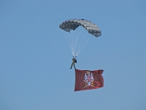 Sloboda 2017 padobranac sa zastavom Vojske Srbije