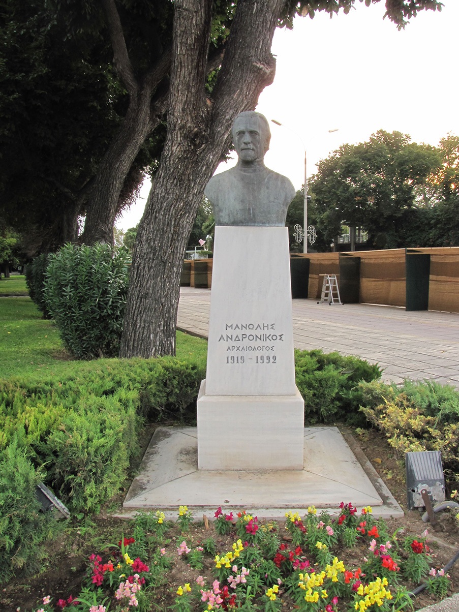 Manolis Andronikos bust