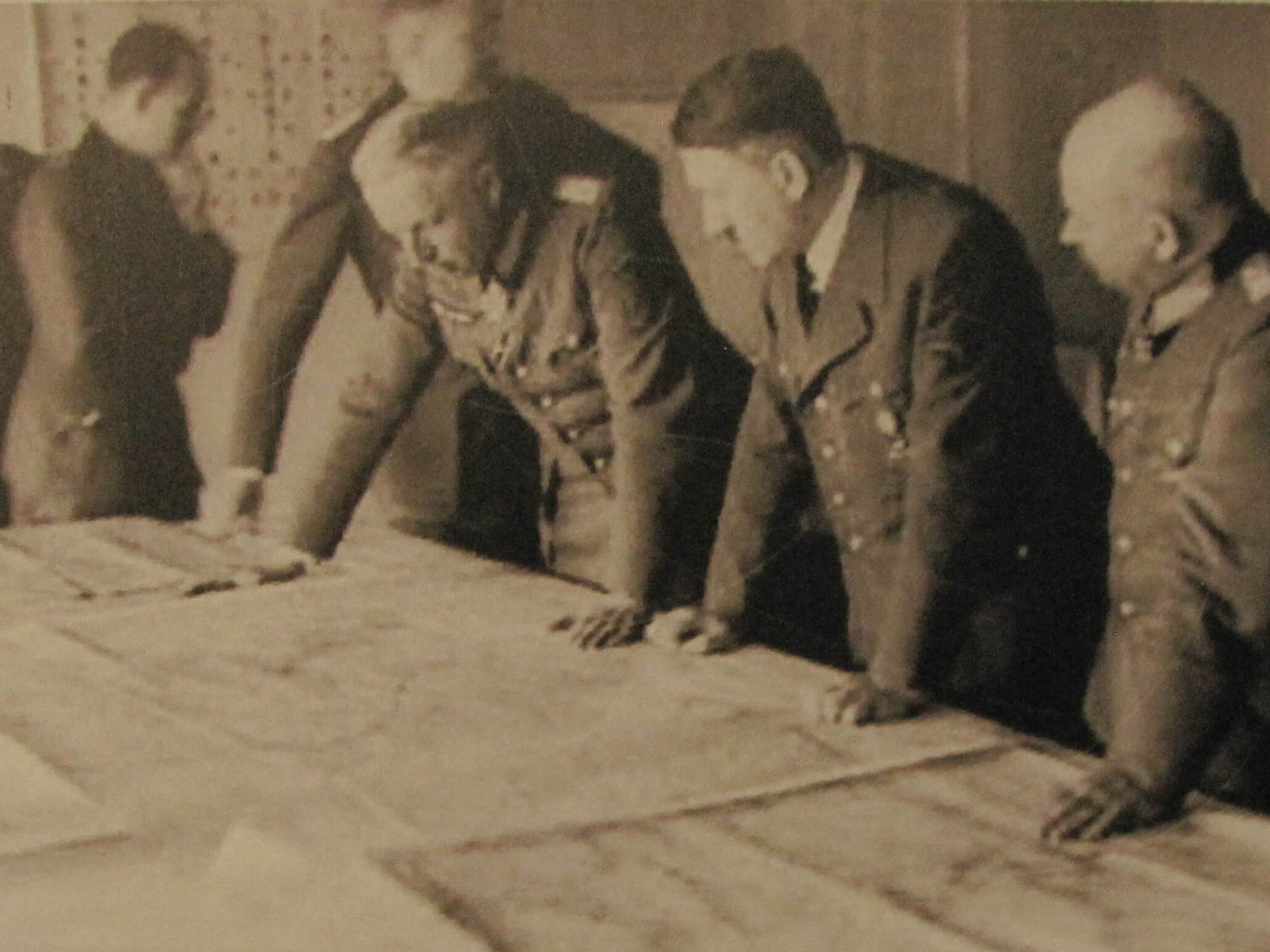 Vučja jazbina - Majnstajn, Hitler,  Cajtcler