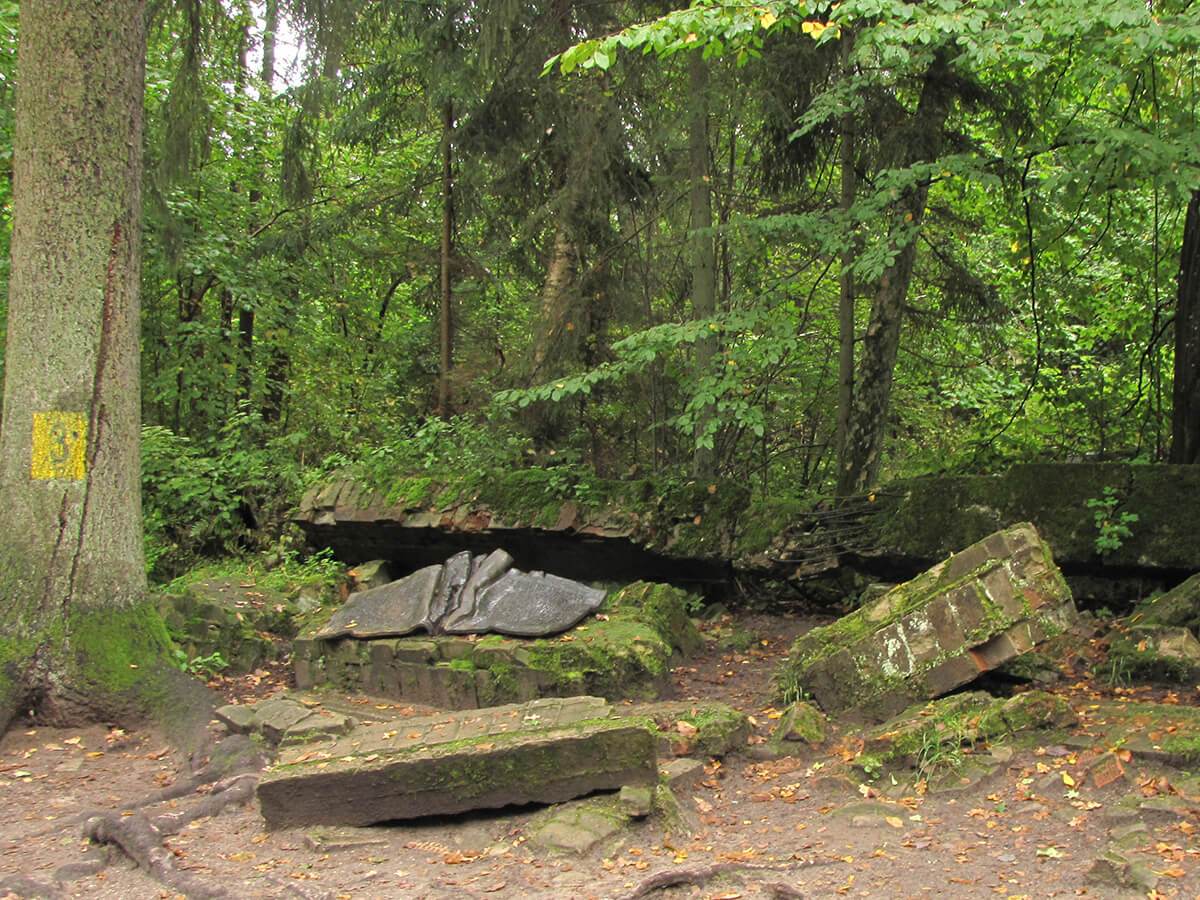 Vučja jazbina  - Ostaci barake za sastanke