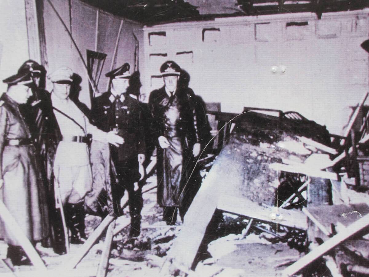 Vučja jazbina - Gering i grupa oficira u prostoriji nakon atentata