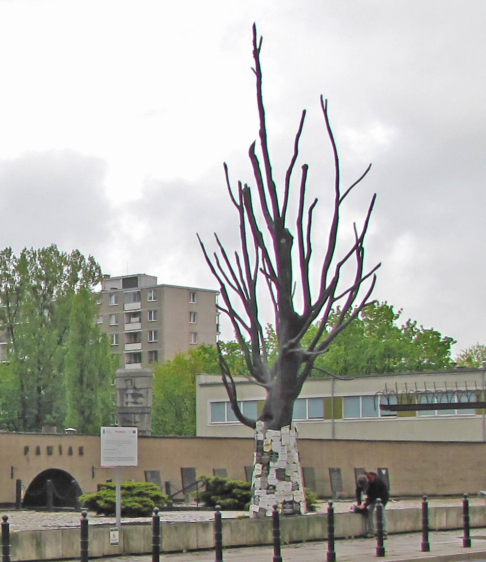 Brest ispred muzeja Pavijak